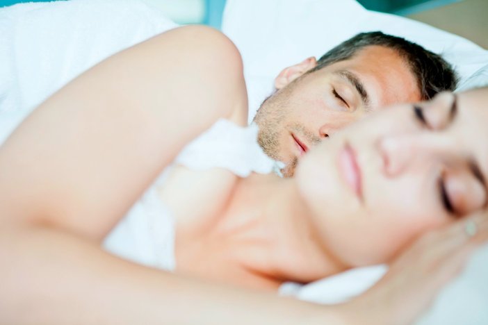 Man en vrouw slapen in bed