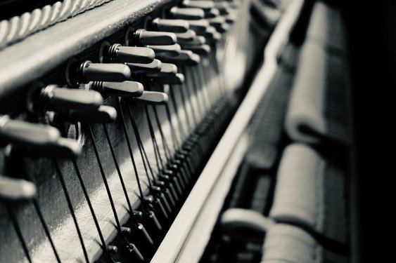 Snaren en hamers aan de binnenkant van een piano